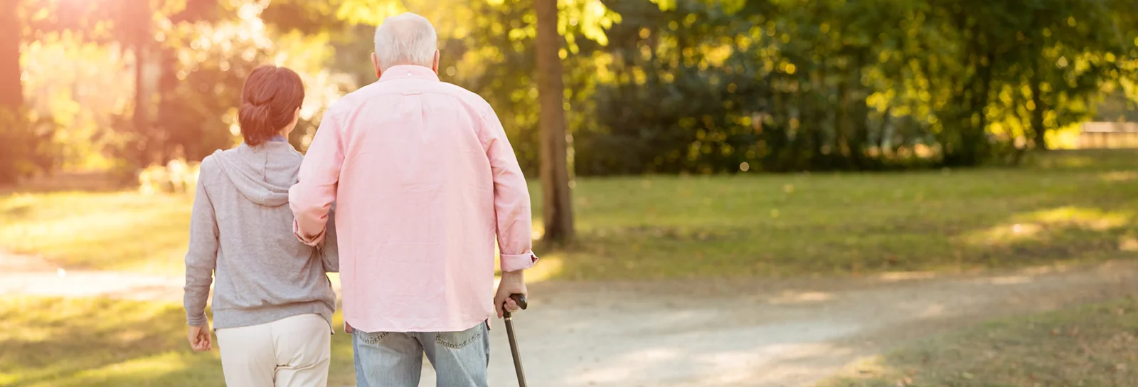 Deux seniors marchent dans un parc, illustration de l'appel malade radio sur le site PCS